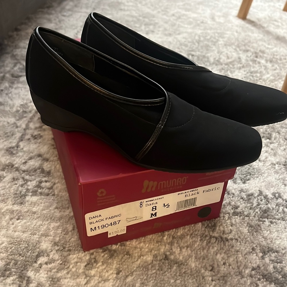 Munro “Dana” black shock absorbent small wedge flats